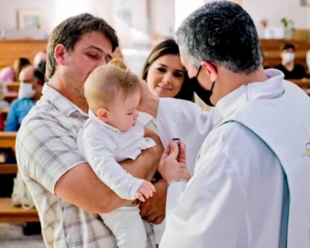 Divulgação - Padre Felipe Perez batizando Matheus Costa Kalil, caçulinha de Gustavo Magalhães Kalil e Inaiê Costa Kalil. Santuário Nossa Senhora Conquistadora