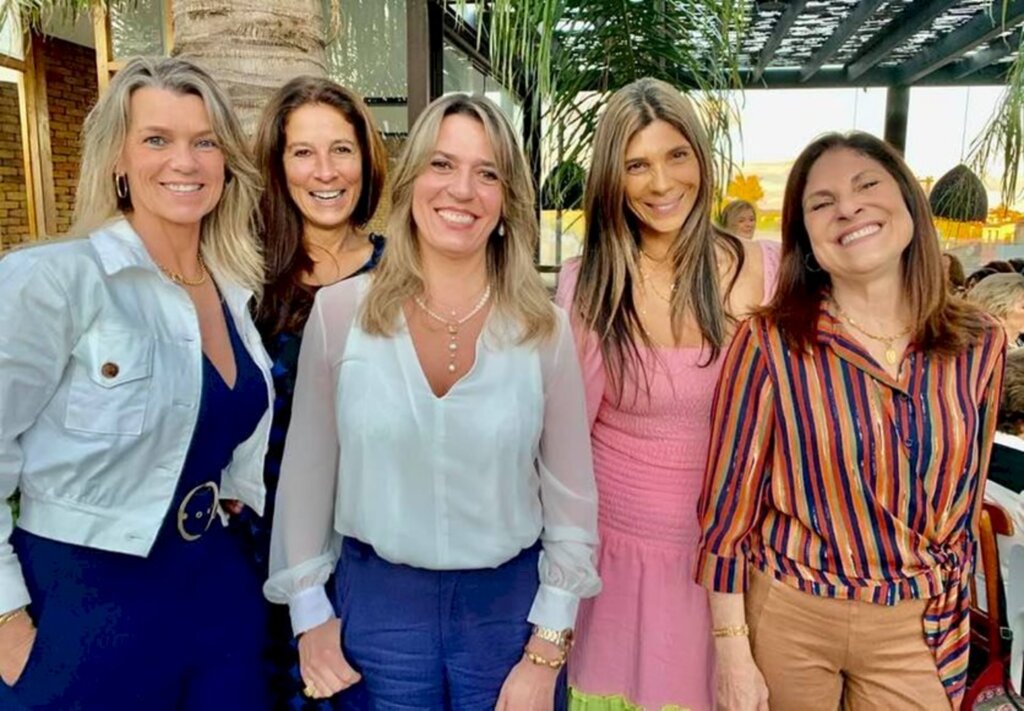 Divulgação - Adelia Faulstich, Lézia Almeida, Anelise Silva, Michelle Kalil e Deise Rocha na turma conhecida vista e fotografada no chá de Antônio Zago Kalil