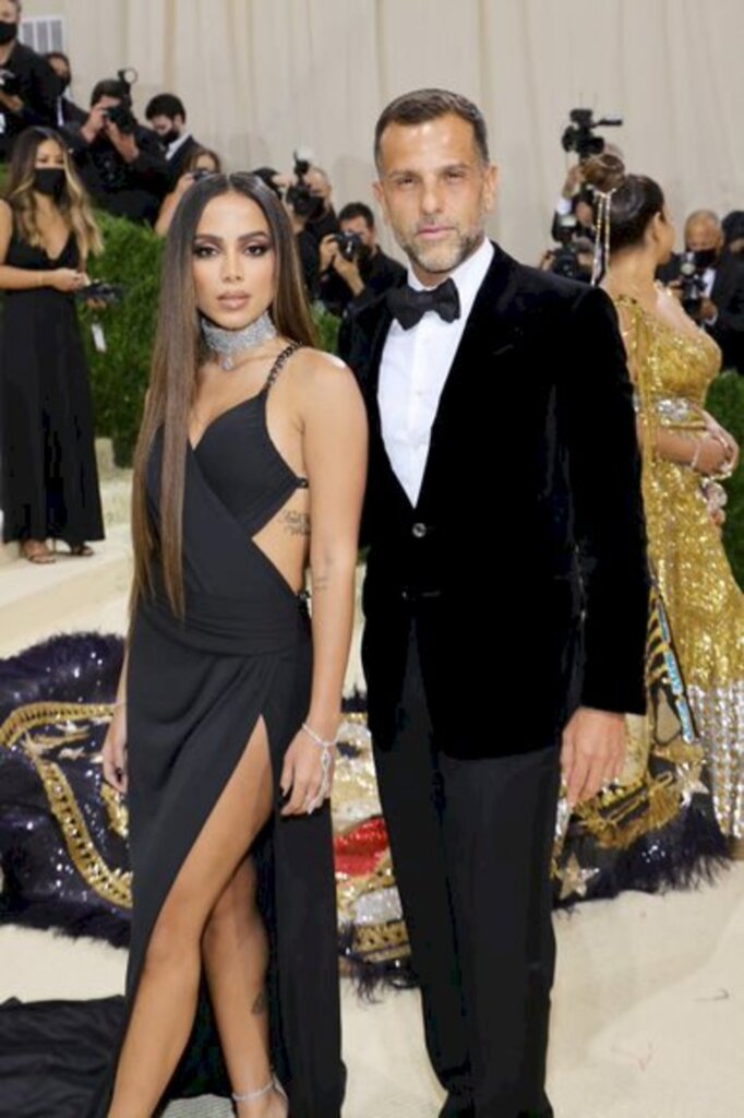 Divulgação - Anitta e Alexandre Birman na chegada ao tapete vermelho do Met Gala