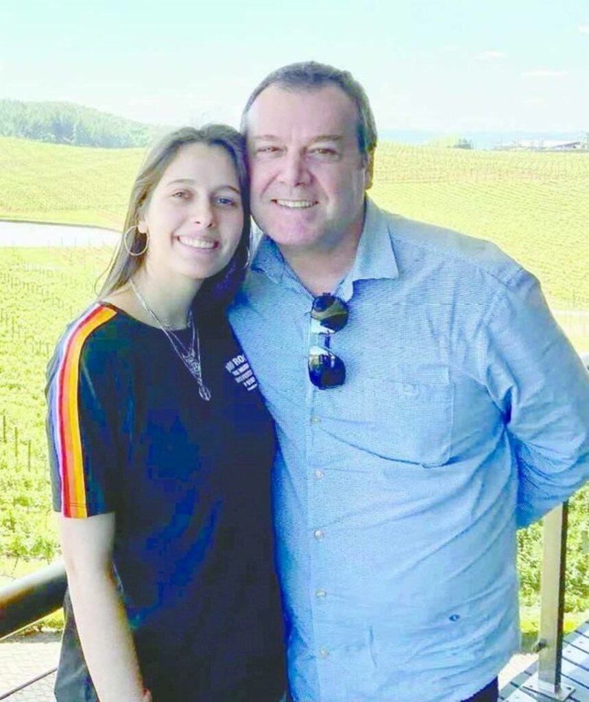 Divulgação - O cirurgião plástico André Luiz Severo Previtali é só orgulho! A filha, Alice, fora aprovada em três universidades para seguir seus passos na Medicina