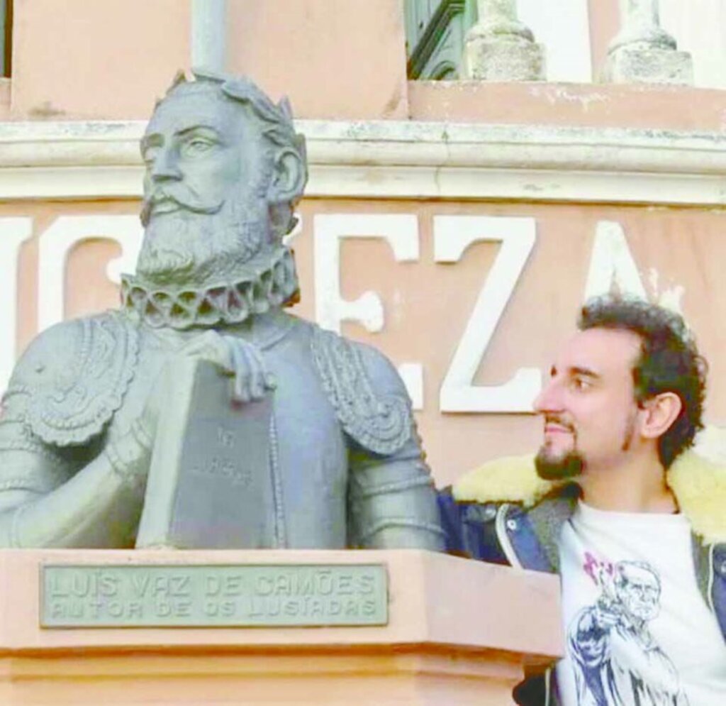 Divulgação - Jornalista Francisco Botelho em  papo reto  com Luís Vaz de Camões. Museu Dom Diogo de Souza