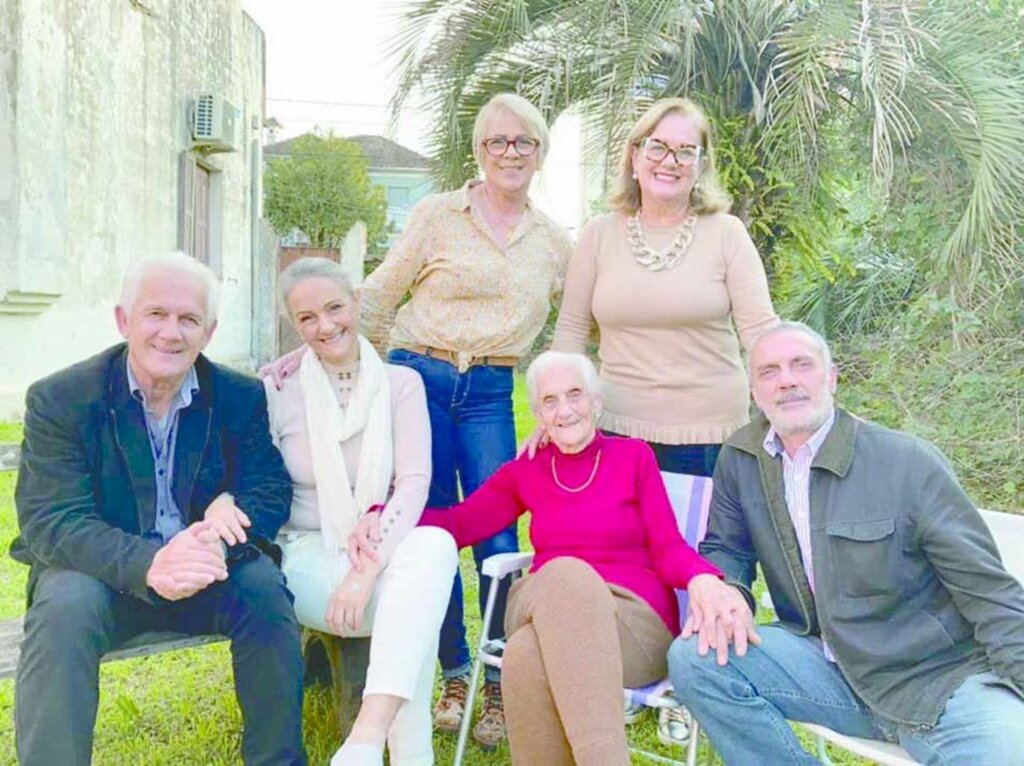 Divulgação - Com leveza de alma, a senhora Maria Zilá Duarte Rosa completou 91 anos domingo, 11 de julho, cercada pelo carinho dos filhos, José Antônio, Virgínia, Lourdes Helena, Ana Lúcia e Paulo Renato. A ela e a sua querida família, o carinho de Paralelo MP