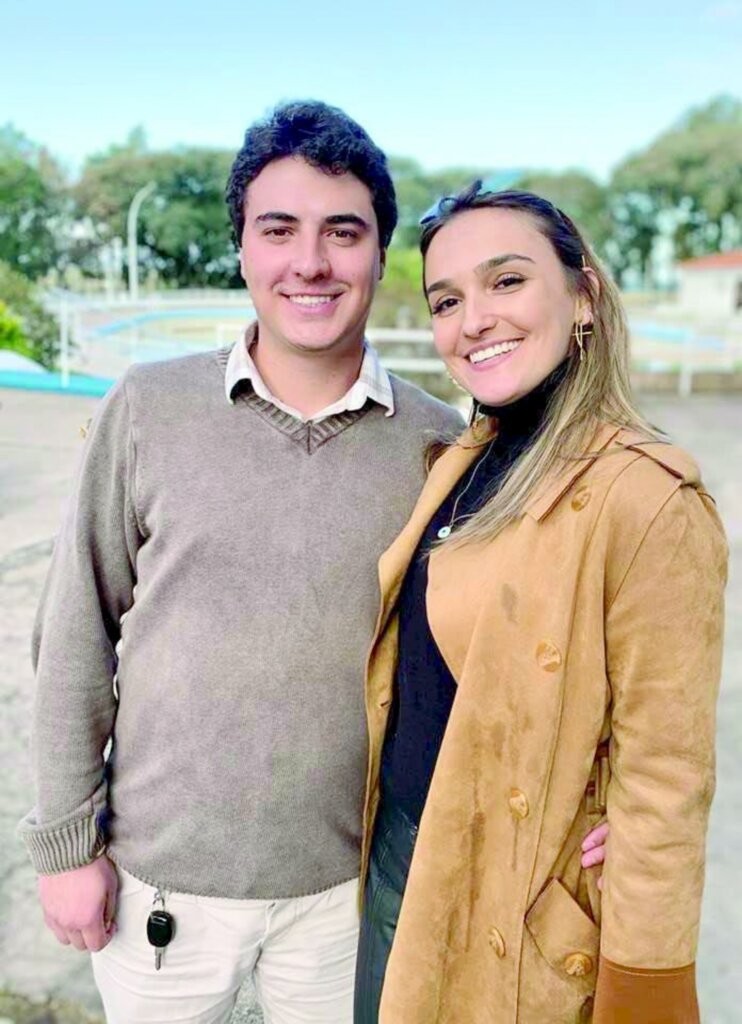 Divulgação - Thales Rossal e Flávia Bordin receberam os amigos em torno dos 30 anos de Flávia, sábado, no Cantegril Clube