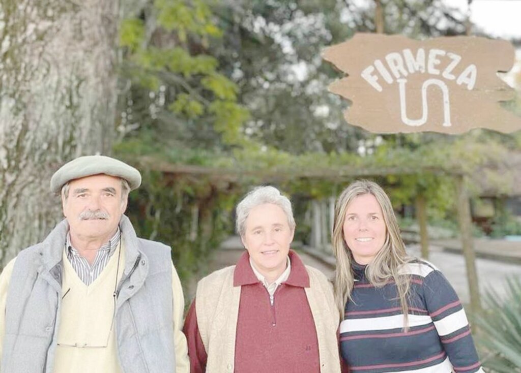 Divulgação - Zilá Gomes Moglia (centro) recebendo o irmão, Paulo Gomes Moglia, e Roberta Cachapuz Moglia na Estância Firmeza