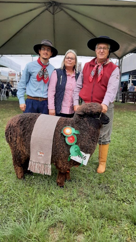 Divulgação - Família posa para foto com a vencedora