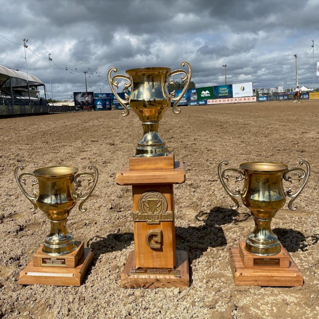 Divulgação/ABCCC - Vencedores levantaram os troféus no Parque Assis Brasil