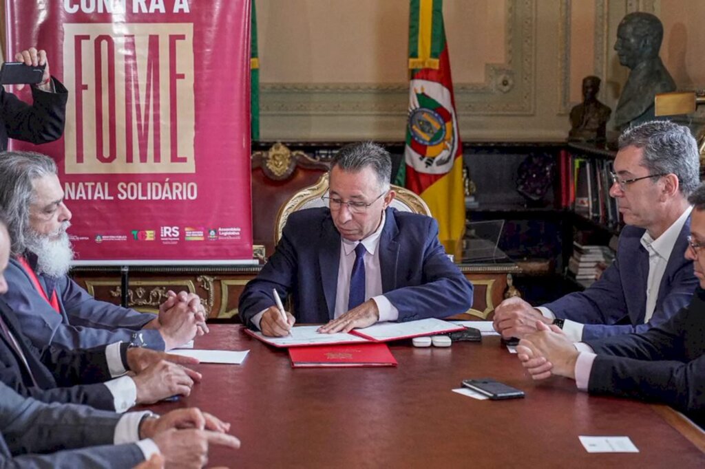 Reprodução/Facebook - Governador em exercício, na reunião com o comitê gestor