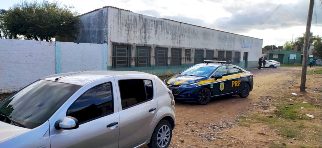 Polícia apreende drogas que seriam entregues em frente a uma escola