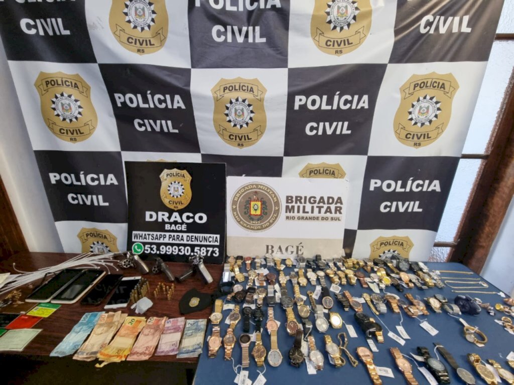 Divulgação - Foram apreendidos armas, munições, celulares e dinheiro