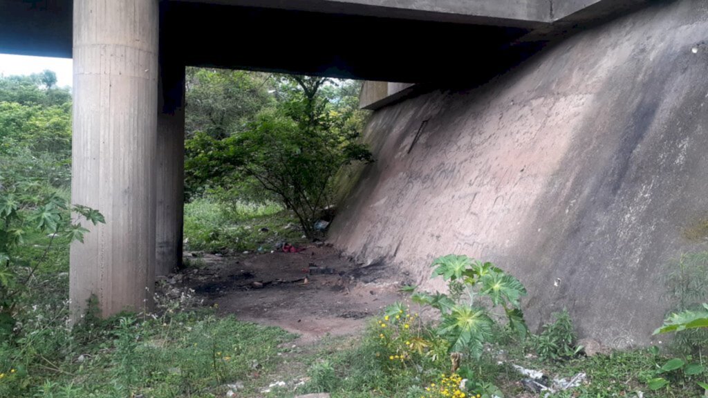 Polícia aguarda familiar para identificar corpo carbonizado