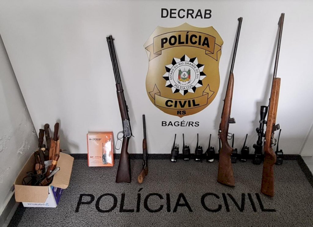 Armas e rádios comunicadores são apreendidos