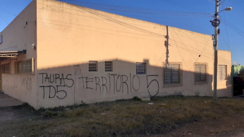 Luciano Madeira - Prédio da instituição de ensino foi pichado