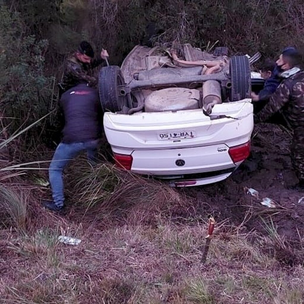 Divulgação - Carro da prefeitura tombou nas margens da rodovia