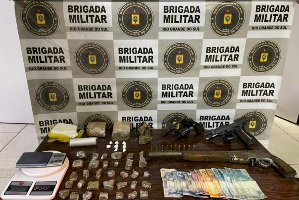 Divulgação/BM - Armas de fogo, dinheiro e drogas foram apreendidos