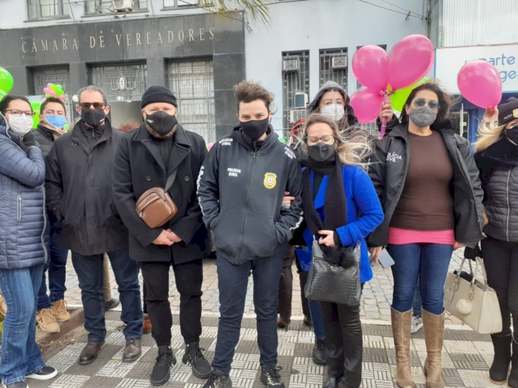 Policiais prestigiam homenagem à colega