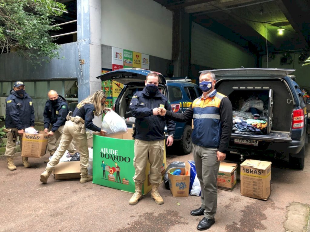 Divulgação/PRF - Policiais estão arrecadando agasalhos e produtos de limpeza