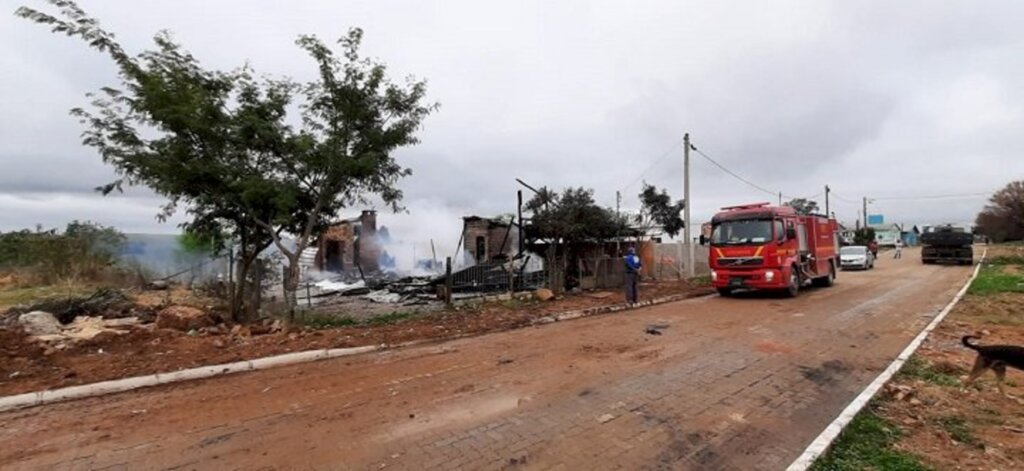 Mulher coloca fogo na casa da ilha e acaba presa