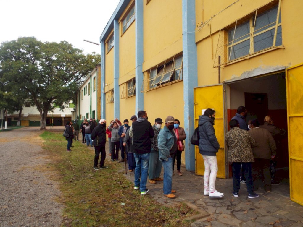 Distribuição de doses da CoronaVac gera fila no São Pedro