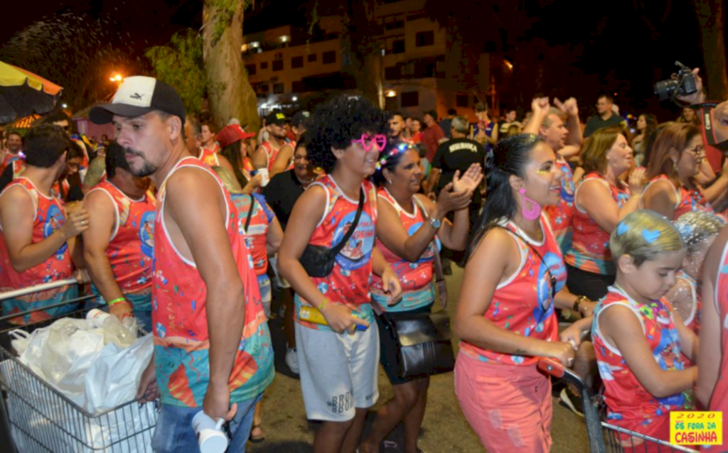 Abadás do bloco Os Fora da Casinha já estão à venda