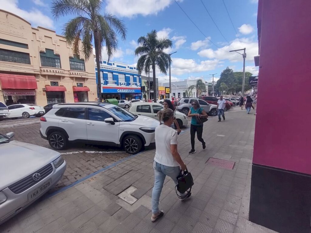 Niela Bittencourt - Movimentação é intensa na principal avenida da cidade