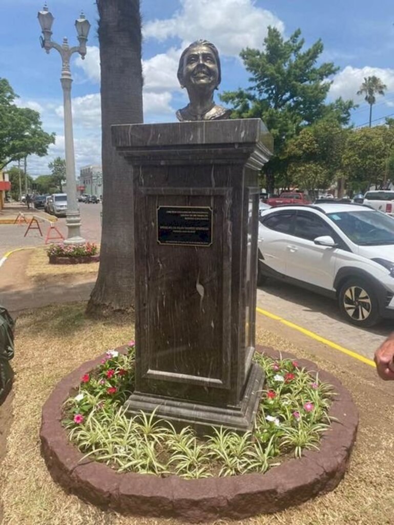 Reprodução/Facebook - Busto foi colocado em frente o Centro Administrativo