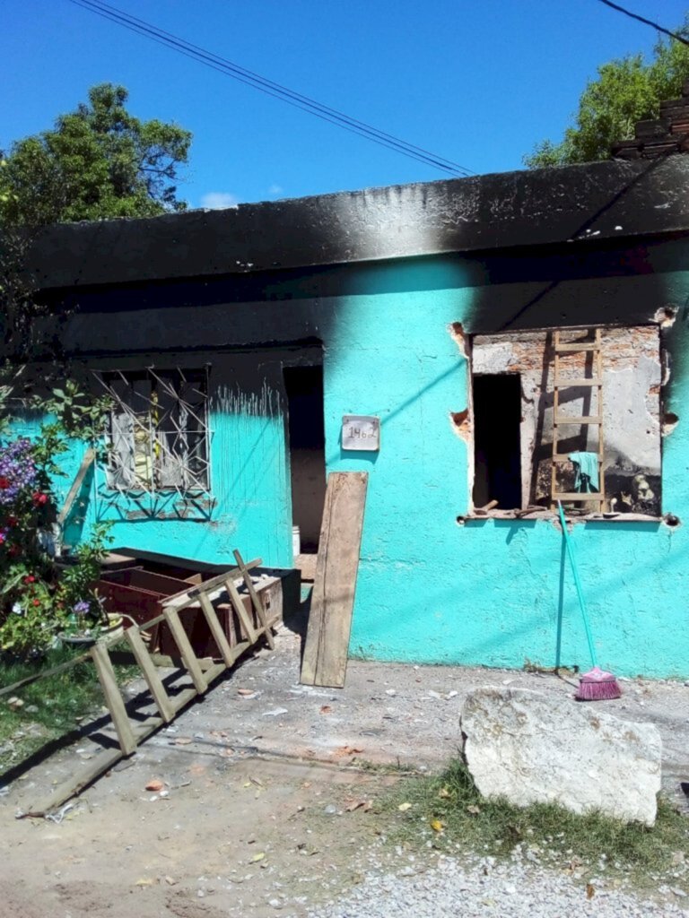 Família busca ajuda para reconstruir casa