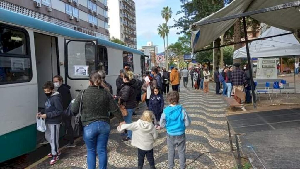 Luciano Madeira - Saúde vacinou na praça, nas escolas e até em mercados