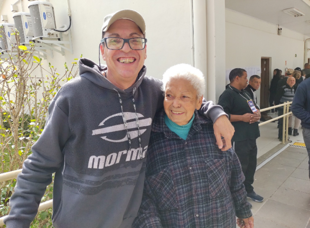 Niela Bittencourt - Maria Tereza Brignol, aos 70 anos, foi votar ao lado do filho Nelson Brignol, de 45