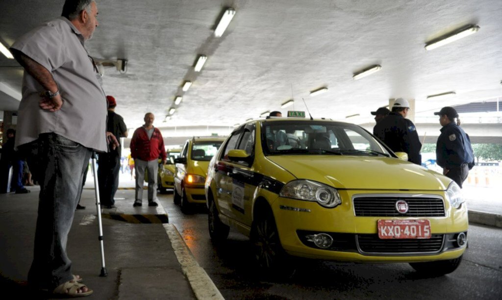 Auxílio para taxistas e caminhoneiros começa a ser pago em agosto