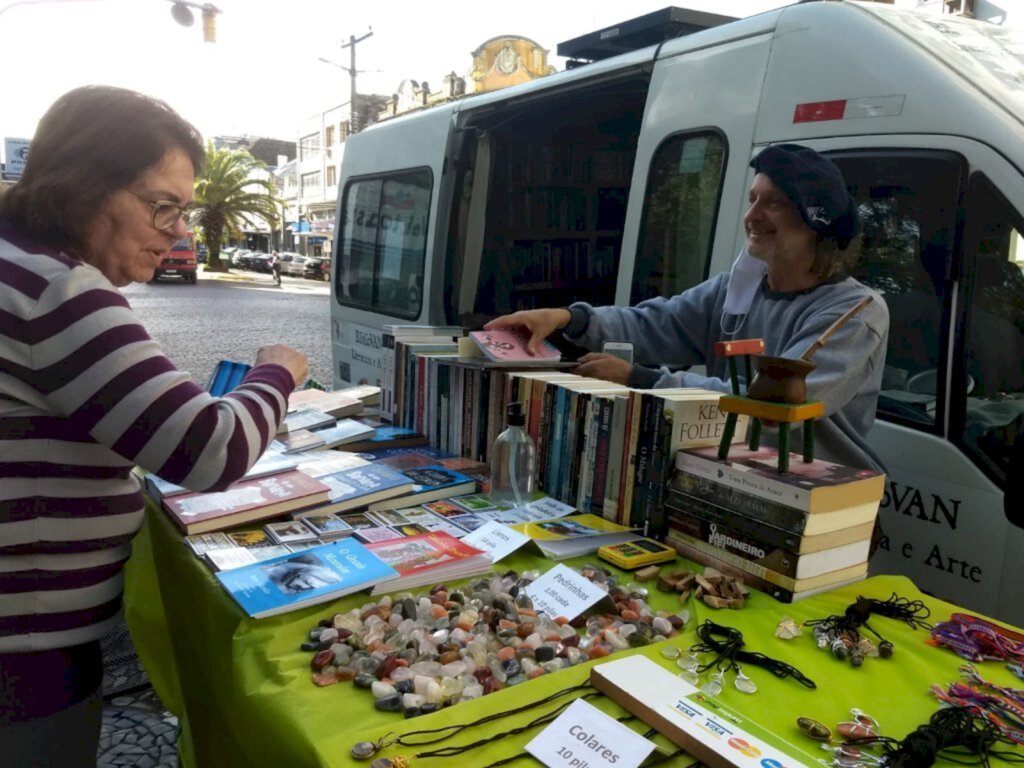 BiblioVan faz sucesso no centro