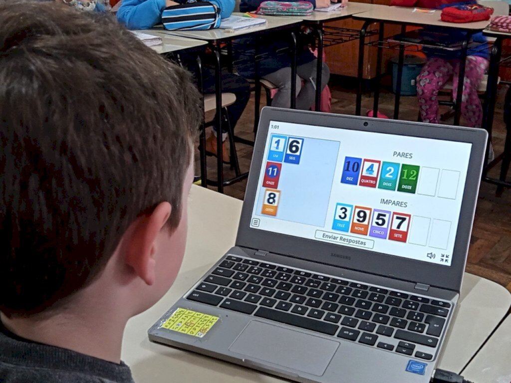 Escolas estaduais recebem mais de 1,1 mil 'chromebooks'