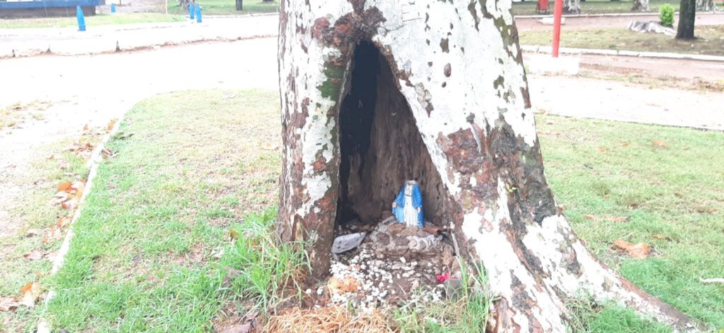 Santa na praça é depredada mais uma vez