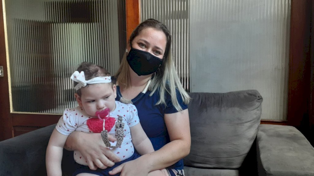 Menina com síndrome de West precisa de ajuda