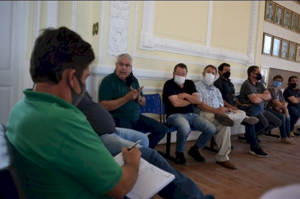 Matias Moura/Especial FS - Reunião do Executivo santanense com representantes de entidades