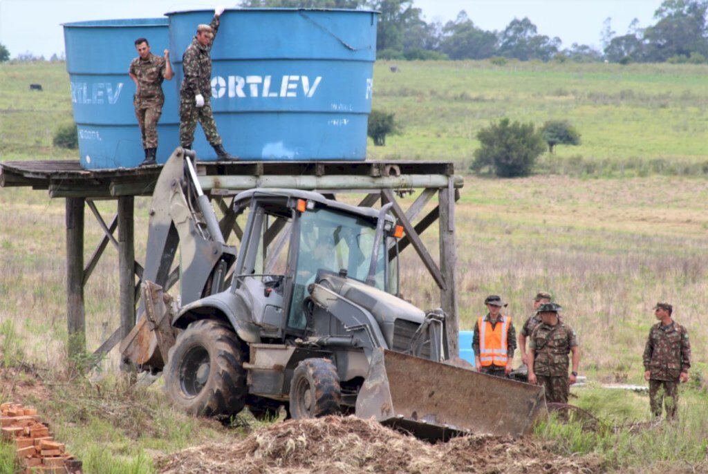 Militares atuam no canteiro de obras do reservatório