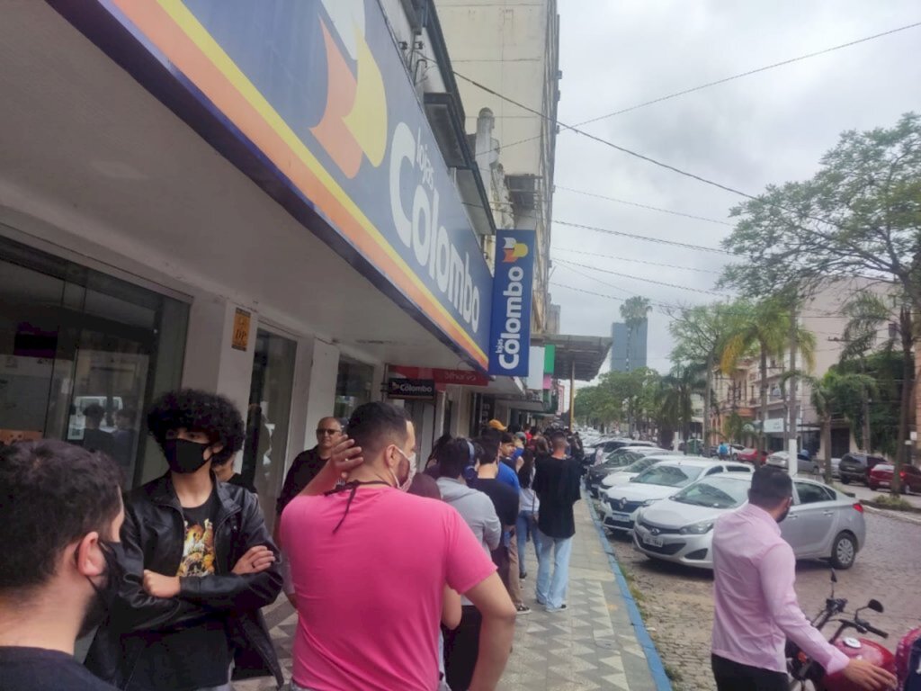 Homem Aranha leva fãs para fila do Cine 7