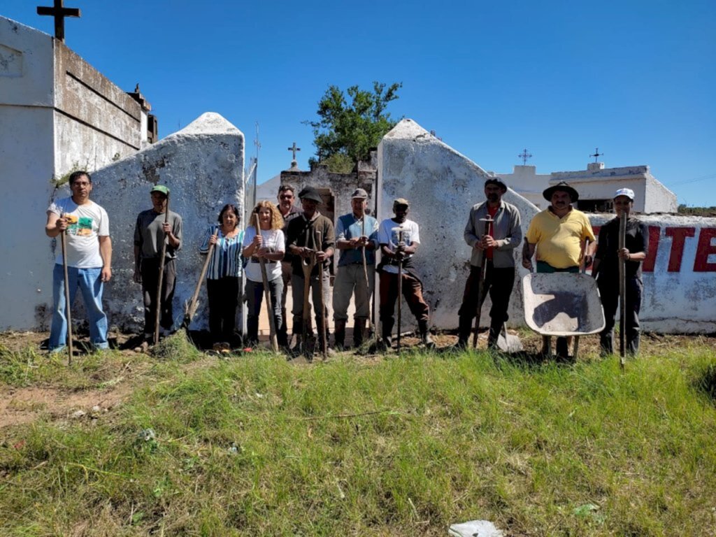 Voluntários realizam limpeza de necrópole histórica da região