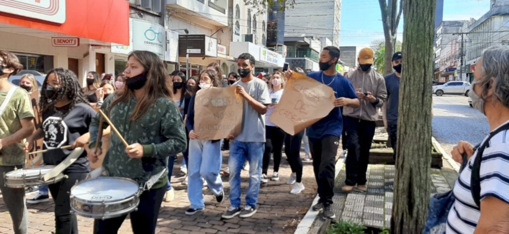 Márcia Sousa - Alunos da escola Carlos Kluwe realizaram protesto