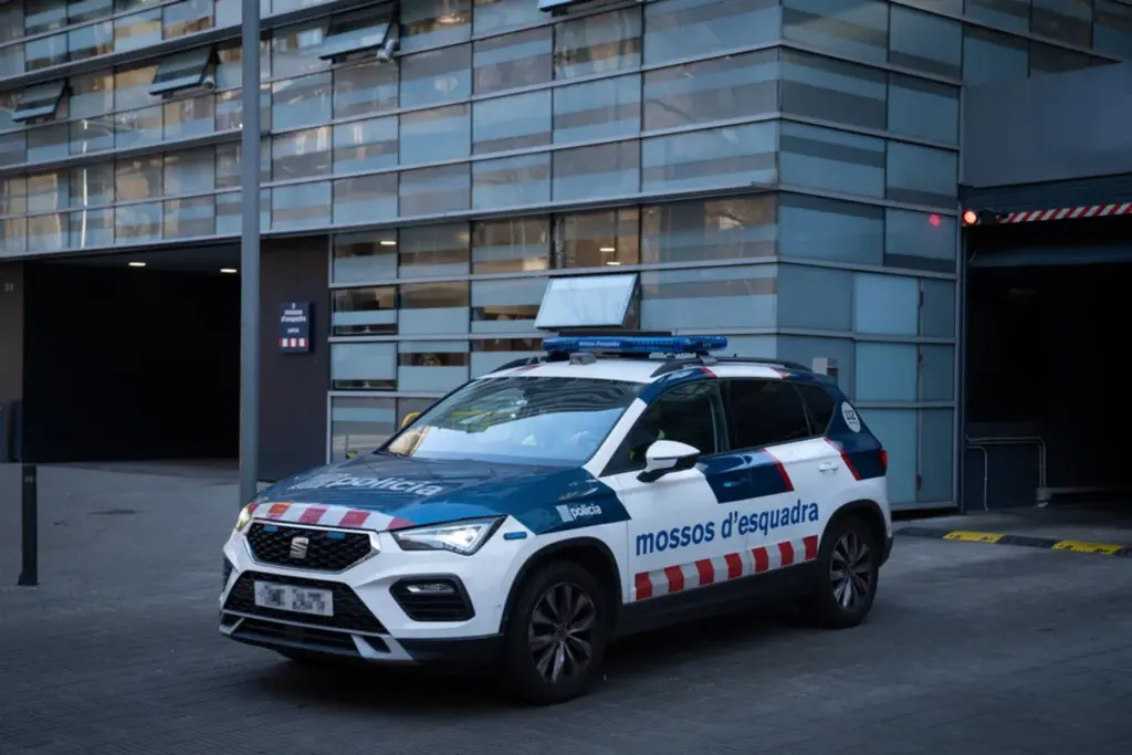  - Viatura do Mossos d'Esquadra, a polícia catalã, com Daniel Alves, em Barcelona — Foto: David Zorrakino/Europa Press via Getty Images