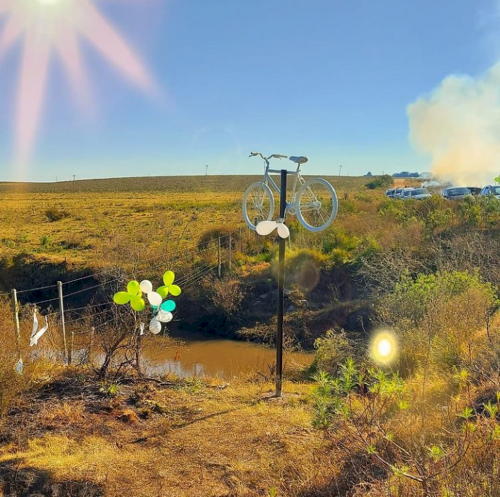 Homenagem tem instalação de 'ghost bike'