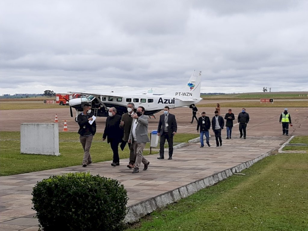 Aeronave recebe o batismo na pista do aeroporto