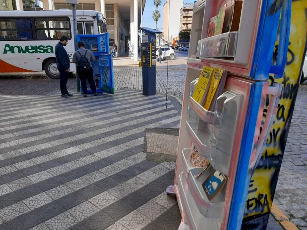 Márcia Sousa - Livros podem ser retirados e devolvidos às geladeiras