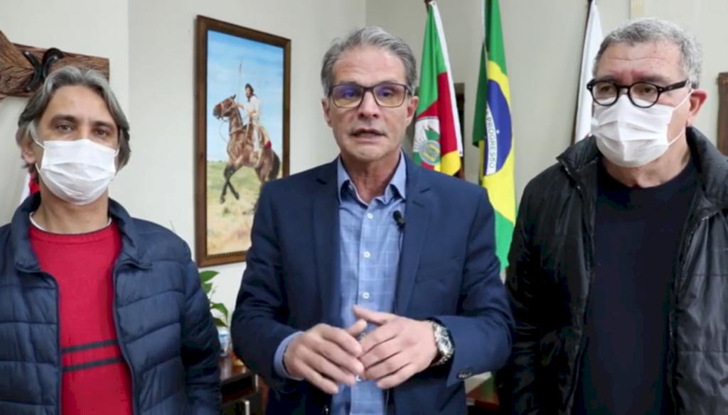 Reprodução/FS - Gomes, Kalil e o secretário-adjunto de Saúde, Ricardo Necchi, anunciaram novidade