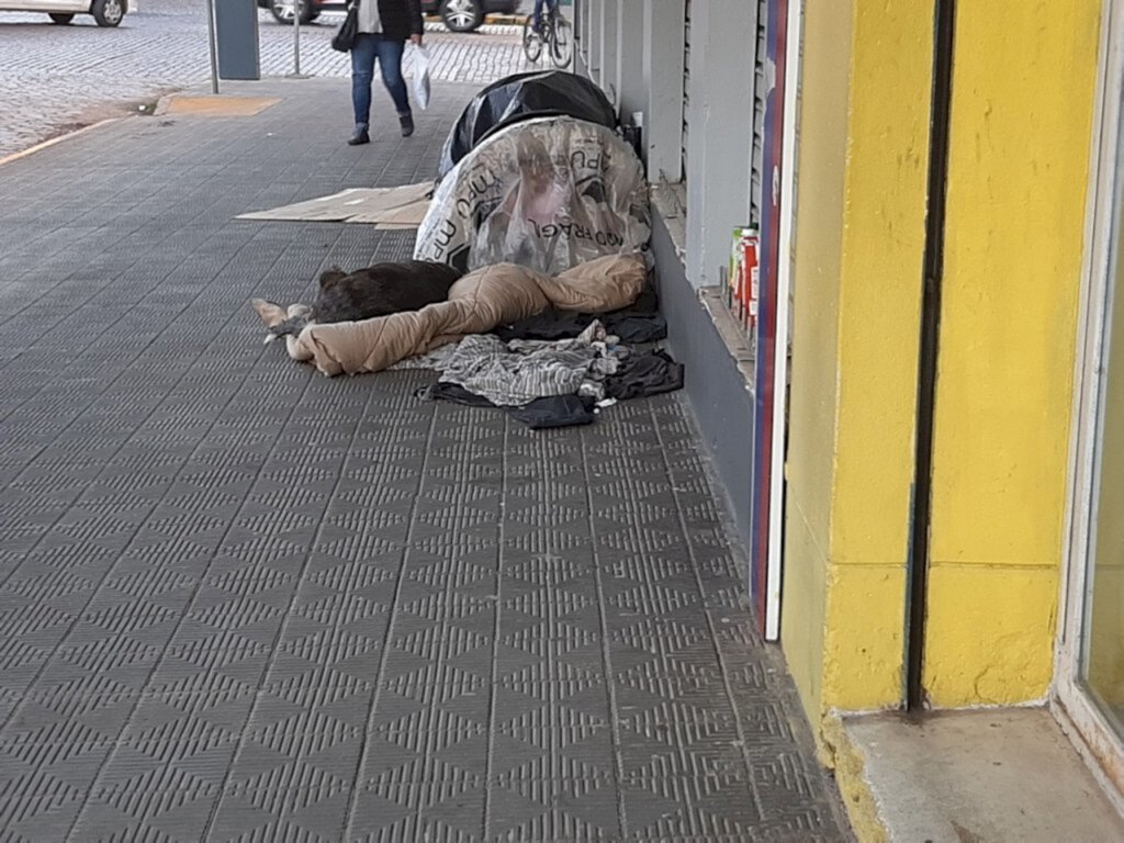 Frio intenso não espanta moradores de rua