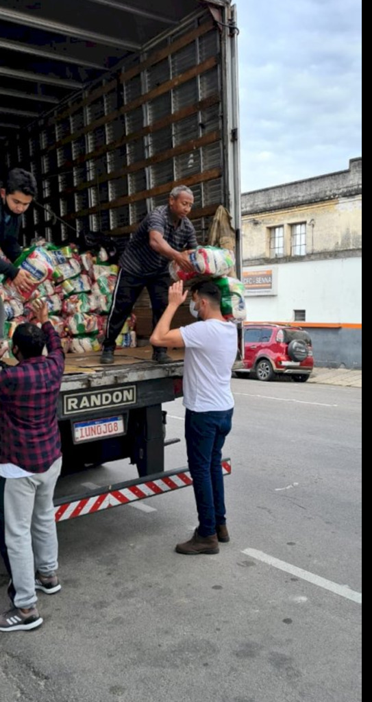 Chega primeira carreta com toneladas de alimentos