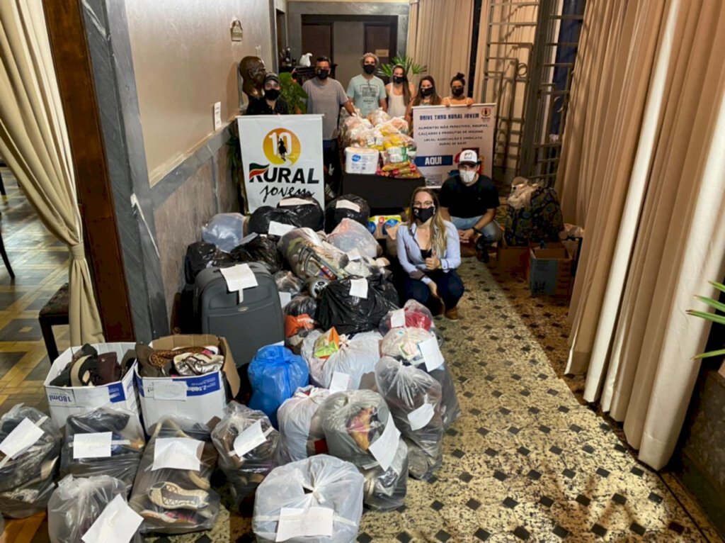 Ana Virgínia Guterres - Rural Jovem arrecadou roupas e alimentos