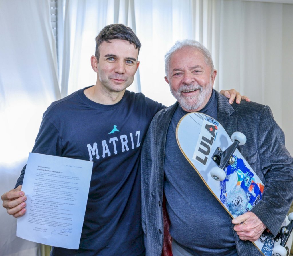 Vereador presenteia Lula com skate