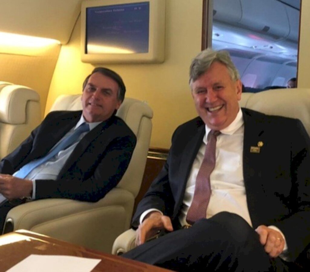 Divulgação - Durante o voo de Brasília para Pelotas, Heinze postou foto ao lado de Bolsonaro