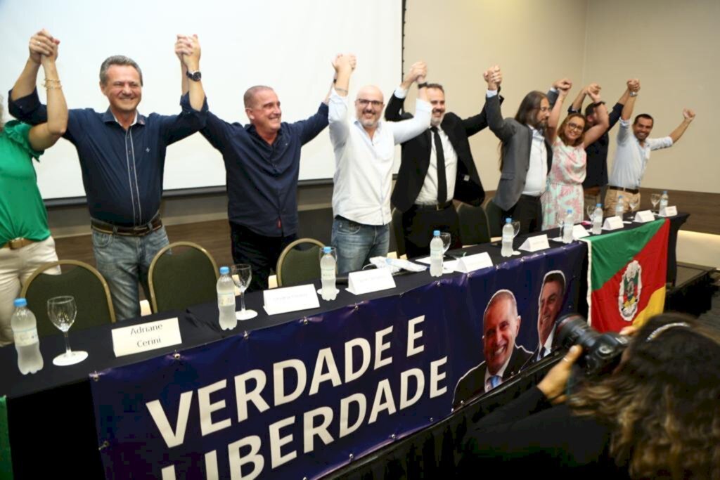 Democratas anuncia debandada em encontro com filiados