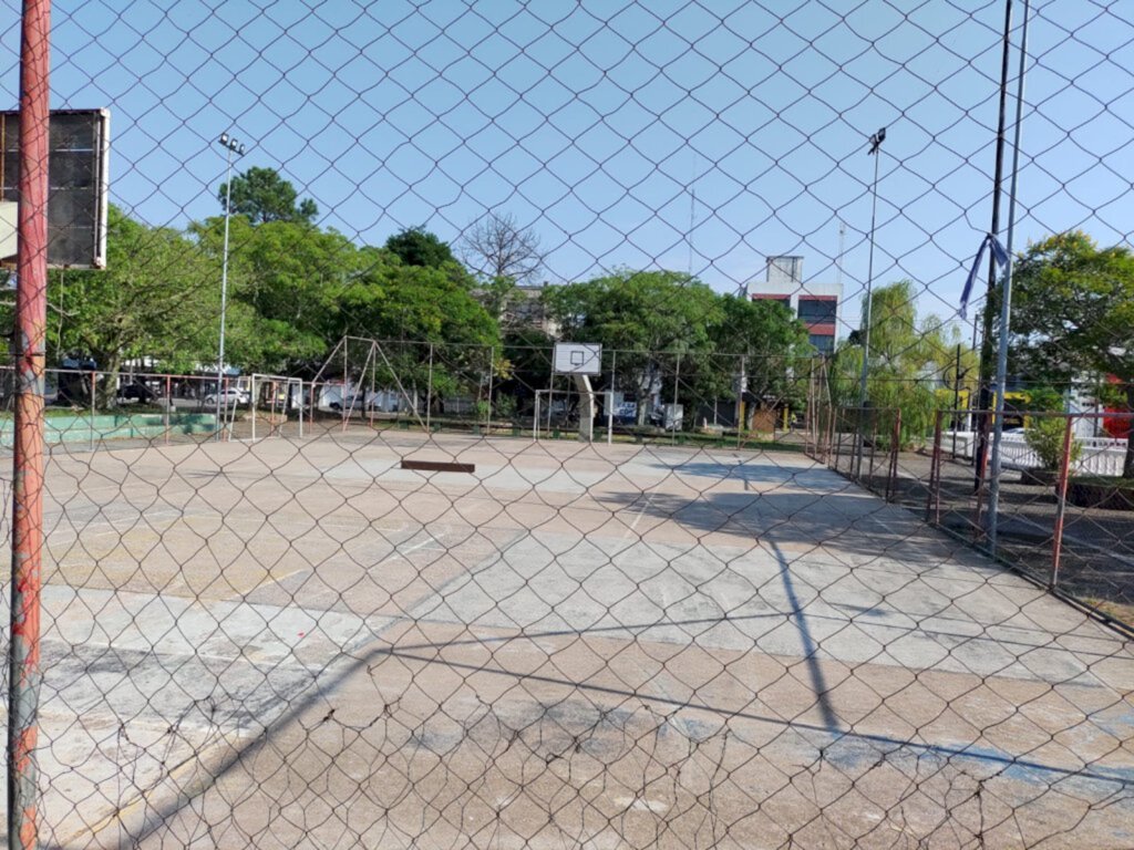 Vereador pede melhorias para quadra da praça Esporte